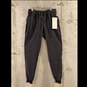 Lululemon “On the Fly Jogger” - Size 4 - Brand New/Never Worn
